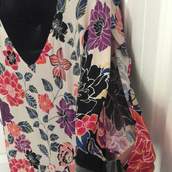 BNWT flower dress. Short sleeve. - Picture 3 of 6